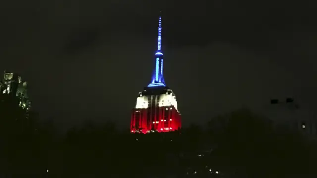 New York'taki Empire State binası Paris'le dayanışma için Fransa bayrağı renklerine büründü.
