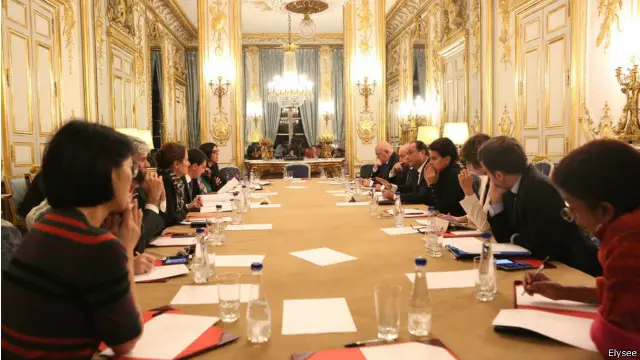 د فرانسې ولسمشر د کابینې بېړنۍ غونډه هم وربللې ده.
