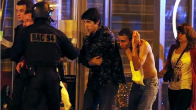 په ځینو رپوټونو کې دا چاودنې ځانمرګي بریدونه بلل شوې دي. د پاریس ښاروال پر خلکو غږ کړی، چې له کورونو و نه وځي.
