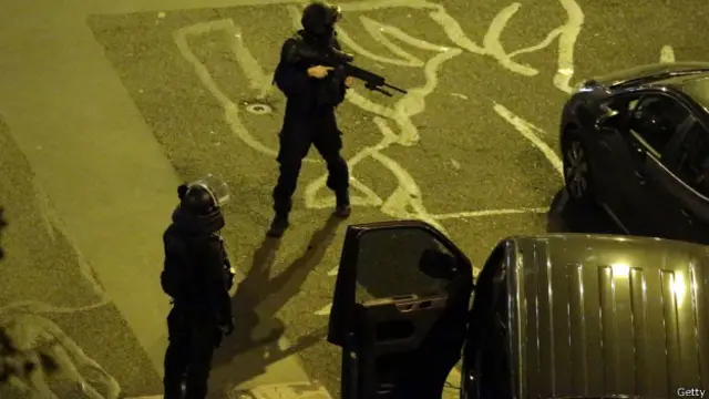 पेरिस में हुए हमलों में घटनास्थल पर मोर्चा संभाले एक सुरक्षाकर्मी.