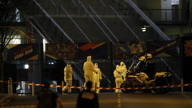 محققو الشرطة يجمعون الأدلة في ستاد دو فرانس.