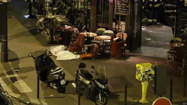 لبریشن اخبار سے بات کرتے ہوئے ایک عینی شاہد نے بتایا ہے کہ انھوں نے لا بیلے ایکوئپے کیفے کے باہر 100 سے زیادہ گولیوں کے راؤنڈز چلنے کی آوازیں سنیں۔