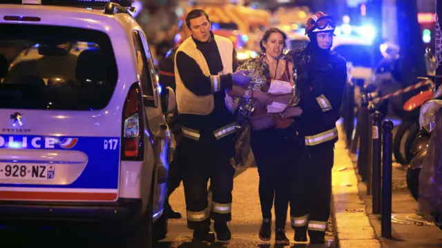 救援人员在巴塔克兰剧场救出伤者