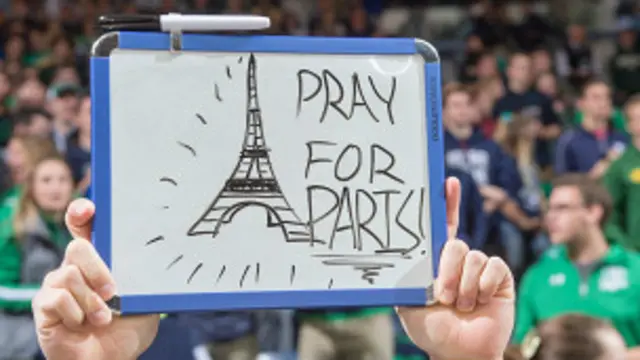 La solidaridad con Francia se extendió de inmediato a través de las redes sociales.