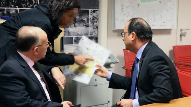 奥朗德(右)与内政部长卡泽纳夫(左)召开紧急会议商讨对策