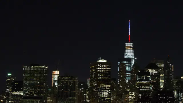 美国纽约在世界贸易中心一号大楼亮起了象征法国国旗蓝、白、红颜色的三色彩灯