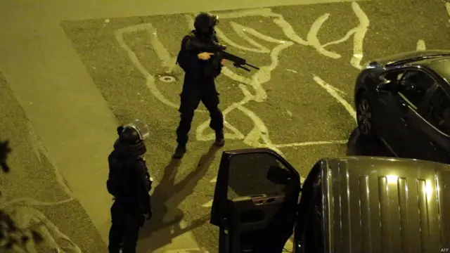 法国军警在巴黎街头巡逻搜查