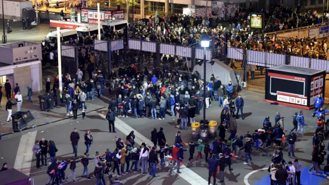 法兰西大球场观众在现场人员指挥下离开球场