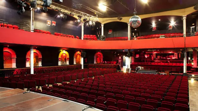 La sala Bataclan abrió sus puertas en 1864 y tiene capacidad para unas 1.500 personas.