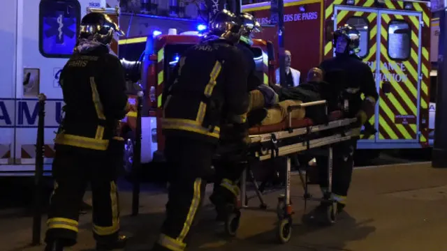 Según medios franceses, el histórico local parisino estaba a rebosar cuando ocurrió el ataque.