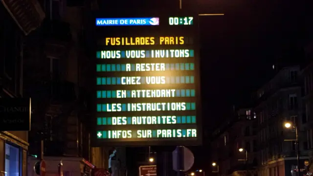 Мешканців Парижа на цьому табло просять залишатися вдома та чекати інформації від влади.