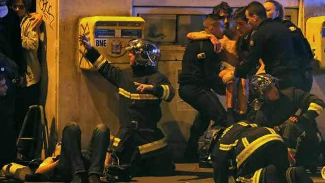 Bomberos ayudan a un herido.