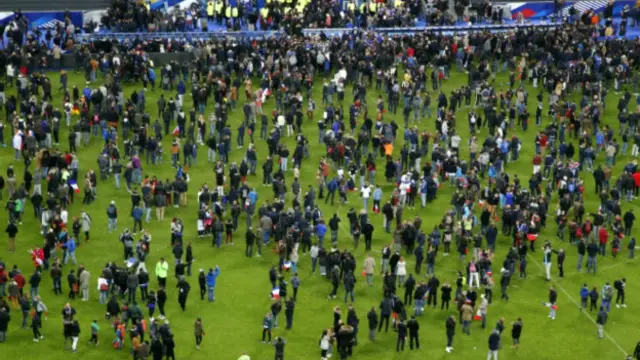 El público se lanzó al tereno de juego tras oir las explosiones en el estadio nacional.