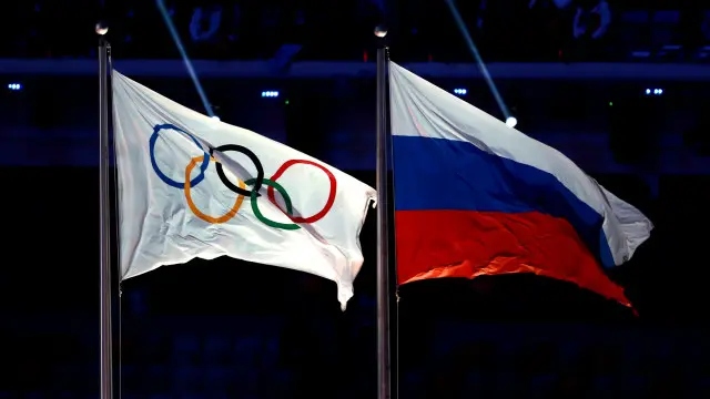 奥林匹克会旗与俄罗斯国旗（资料图片）