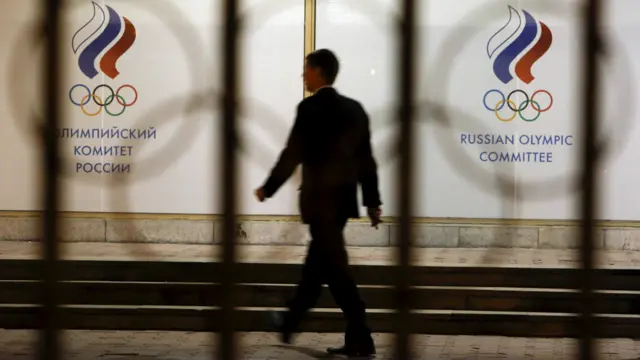 工作人员在俄罗斯田径协会总部大楼