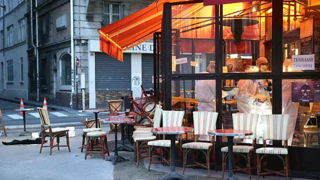 घटनास्थल से सबूत जुटाते फॉरेंसिंक विशेषज्ञ.