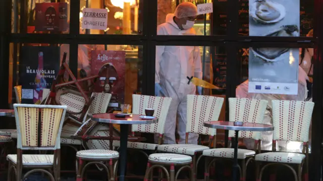 巴黎当地时间周五（11月13日）晚上多处地点同时发生的枪击和自杀式炸弹袭击至少已造成120人死亡，目前为止暂未有华人伤亡报告。