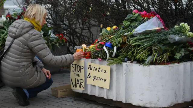 پیرس میں ہونے والے حملوں کے متاثرین کے ساتھ اظہار ہمدردی کے لیے جرمنی، روس اور جاپان سمیت کئی ممالک میں فرانسیسی سفارتخانوں کے باہر لوگ پھول رکھ رہے ہیں۔ 