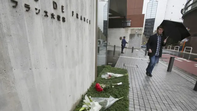 ولسمشر اولاند د فرانسې او جرمني تر منځ د فوټبال د سیالۍ ننداره کوله، چې ملي لوبغالي ته څېرمه د چاودنو غږ واورېدل شو. نوموړی سمدستي د حکومتي غبرګون د همغږۍ لپاره د کورنیو چارو وزارت ته ورغی.