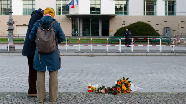 په ځینو رپوټونو کې دا چاودنې ځانمرګي بریدونه بلل شوې دي. د پاریس ښاروال پر خلکو غږ کړی، چې له کورونو و نه وځي.