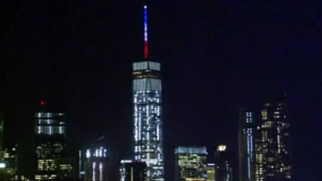 Muchas personas se congregaron en el consulado francés en Montreal, Canadá, para participar en una vigilia. 