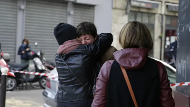 पेरिस में हमले के बाद शोक में डूबे लोग