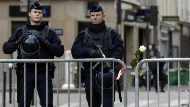 中国使馆建议在巴黎的中国公民提高自己的防范意识，并建议游客今日尽量不要外出旅游。