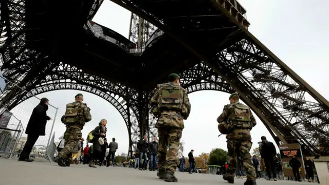 Parisdə hərbçilər keşik çəkir. 