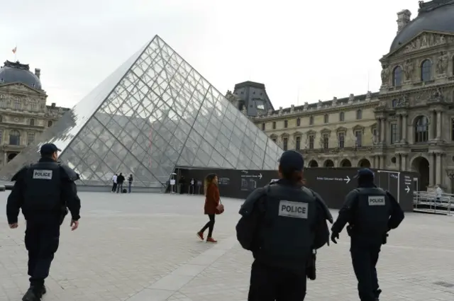 حملوں کے بعد شہر بھر میں سنیچر کے روز سخت سکیورٹی انتظامات نافذ کیے گئے تھے جن کے تحت لوور میوزیئم اور موزے ڈورسے جیسے کئی سیاحتی مقامات بند کر دیے گئے تھے