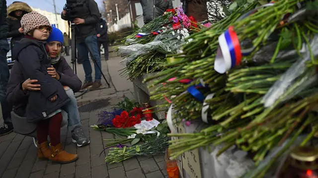 در روسیه، مردم برای ابراز همدردی جلوی سفارت فرانسه گل گذاشتهاند