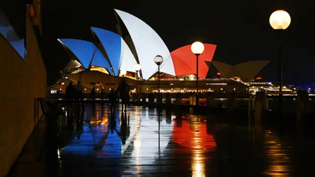 ساختمانهای مهم دنیا به رنگ پرچم فرانسه درآمدهاند. خانه اپرای سیدنی