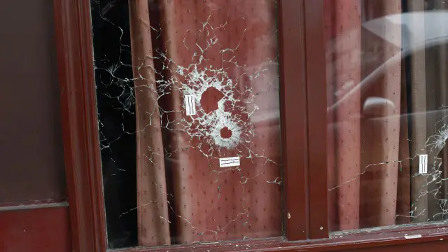 5 adamın öldüyü Casa Nostra restoranının pəncərəsi.