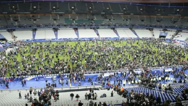 نزل عدد كبير من الجمهور إلى أرض الملعب وهو في حالة ذعر عقب انتهاء المباراة 