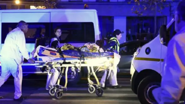 هرعت خدمات الطواريء إلى مواقع الهجمات لإنقاذ الجرحى