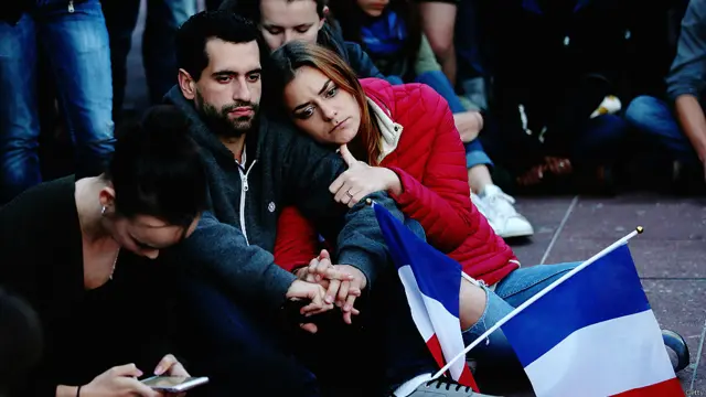  ان حملوں میں ہوٹل، فٹ بال سٹیڈیم، اور ایک کانسرٹ ہال کو نشانہ بنایا گیا۔ نیوزی لینڈ میں بھی فرانسیسی برادری نے دعائیہ تقریب منعقد کی اور اس میں ہر آنکھ آبدیدہ تھی۔ 