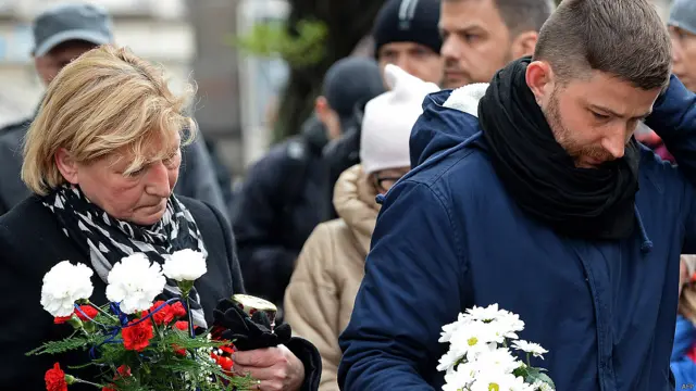 فرانس ون کی صحافی جولیئن پیریز جو بٹاکلان میں موجود تھیں نے آنکھوں دیکھا حال بتاتے ہوئے کہا: ’متعدد مسلح افراد کانسرٹ میں داخل ہوئے۔ دو سے تین مردوں نے نقاب نہیں پہنے تھے ان کے ہاتھ میں شاید کلاشنکوف تھی، انھوں نے لوگوں پر اندھا دھند فائرنگ کر دی۔‘
