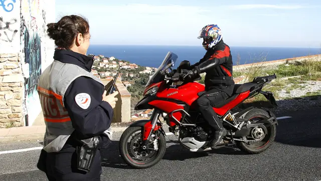 فرانس نے حملوں کے بعد ملک میں ہنگامی صورتحال نافذ کر کے ہمسایہ ممالک کے ساتھ سرحدوں کو بند کرنے کا اعلان کیا تھا۔ فرانس کی سپین سے متصل سرحد پر سرحدی فورس کے اہلکار کھڑے ہیں۔