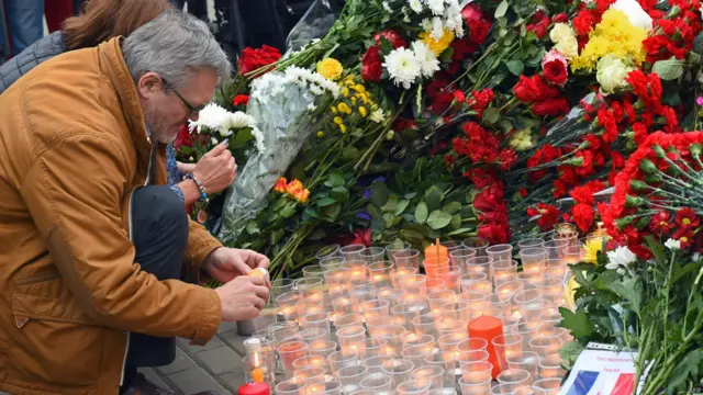 ماسکو میں بھی پیرس حملوں میں ہلاک ہونے والے شہریوں کے لیے تعزیتی تقریبات کا انعقاد ہو رہا ہے۔ جس میں شہریوں نے فرانس کے سفارت خانے کے بعد پھول رکھے اور شمیں روشن کیں۔