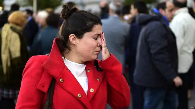 سپین کے شہر میڈرڈ میں بھی فرانسیسی سفارت خانے کے باہر بھی تعزیت کے لیے لوگوں کی بڑی تعداد پہنچ رہی ہے۔ 