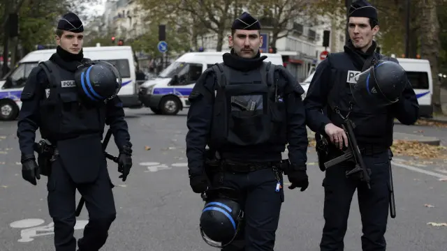 د فرانسې خبري آژانس د پولیسو د څېړنیزې ډلې له قوله ویلي، پولیسو د یوه برید کوونکي پلار او ورور نیولي دي