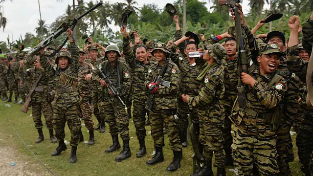 شورشیان ام.آی.ال.اف در گردهمایی حمایت از صلح در میندانائو در حال تجلیل
