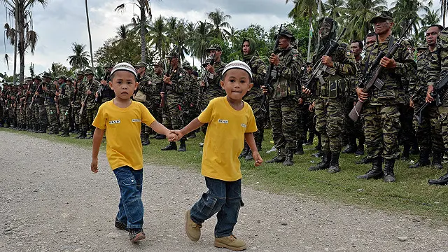 فیلیپین کې نژدې ۱۰ میلیون مسلمان وګړي اوسېږي، چې په دیارلسمه میلادي پېړۍ کې مسلمانو سوداګرو هلته په تدریجي ډول اسلام خپور کړ.