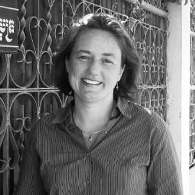 اما لیزلی، نماینده سازمان بین‌المللی 'Conciliation Resources' در گروه تماس بین المللی آوردن صلح در فیلیپین بود