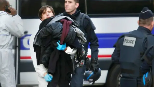 فر الكثير من الناس في حالة من الهلع بعد بدء اطلاق النار