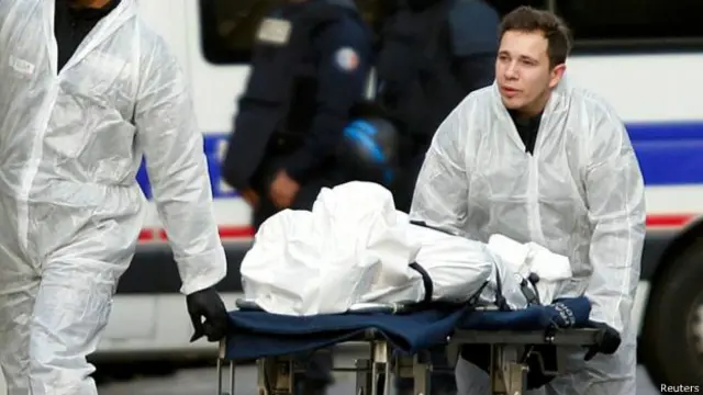 عملت الأطقم الطبية طوال الليل لاستعادة جثث الضحايا