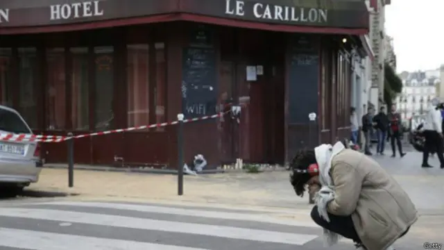 استهدف المسلحون أيضا عددا من المطاعم المزدحمة ليلة الجمعة منها المطعم الكمبودي بيتيت كامبود حيث قتل 14 شخصا