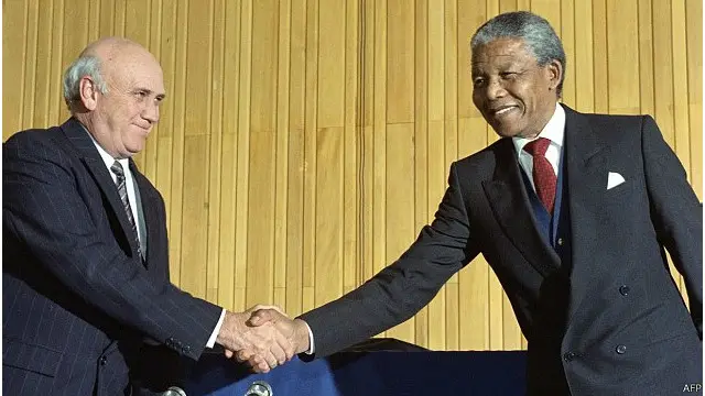 ''ویل کېږي په جنوبي افریقا کې د دولت او ملي کانګرس له خوا د خبرو اصلي منځګړي یوځای کب نیولو ته ولاړل. په دې توګه، خلک له نورو سره اړیکي نیسي چې دوی ته توان ورکړي په رسمي بهیر کې کښېني او لا ډېر اغېز ولري''