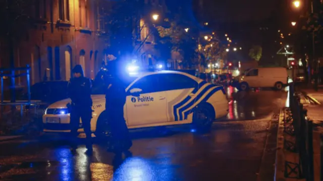 Molenbeek küçələrində polis təhqiqat aparır