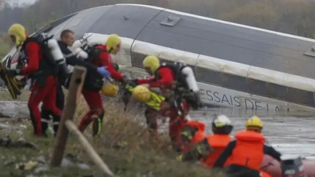 لوکوموتیو این قطار در کانال فرو رفته و بدنه متلاشی شده آن در اطراف پخش شده است