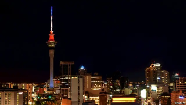 شهدت الكثير من مدن العالم لفتات تضامنية بإضاءة معالمها بألوان العلم الفرنسي